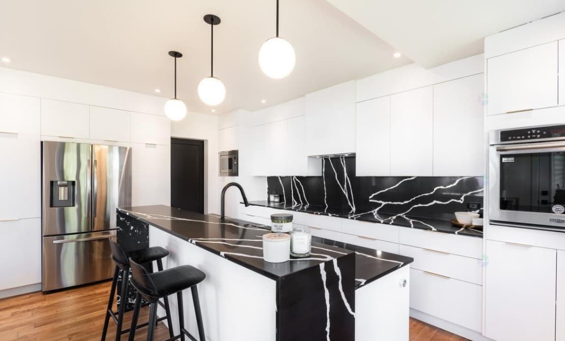 Quartz veiné noir