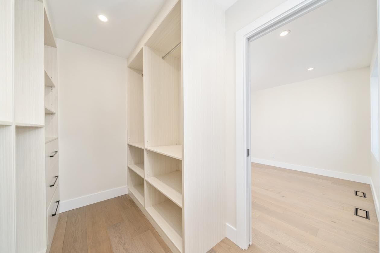 Dressing tout blanc avec tablettes et tiroirs sur mesure