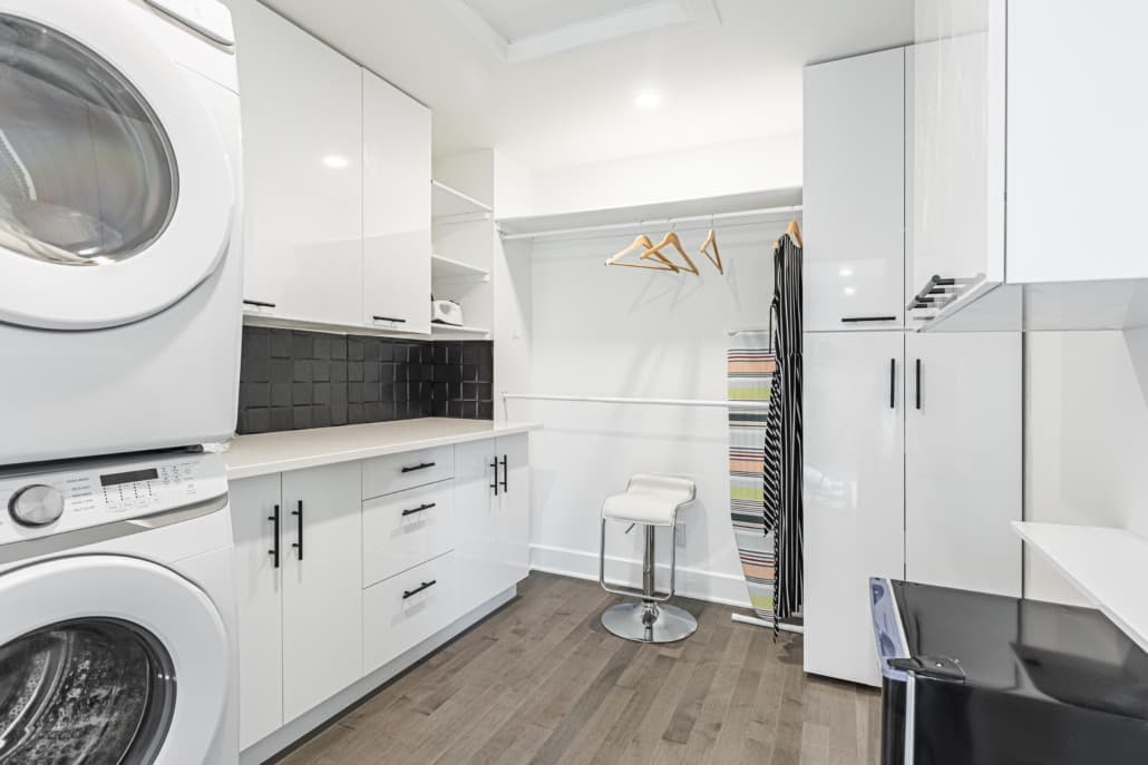 Salle de lavage blanche laquée avec empilage et dosseret noir